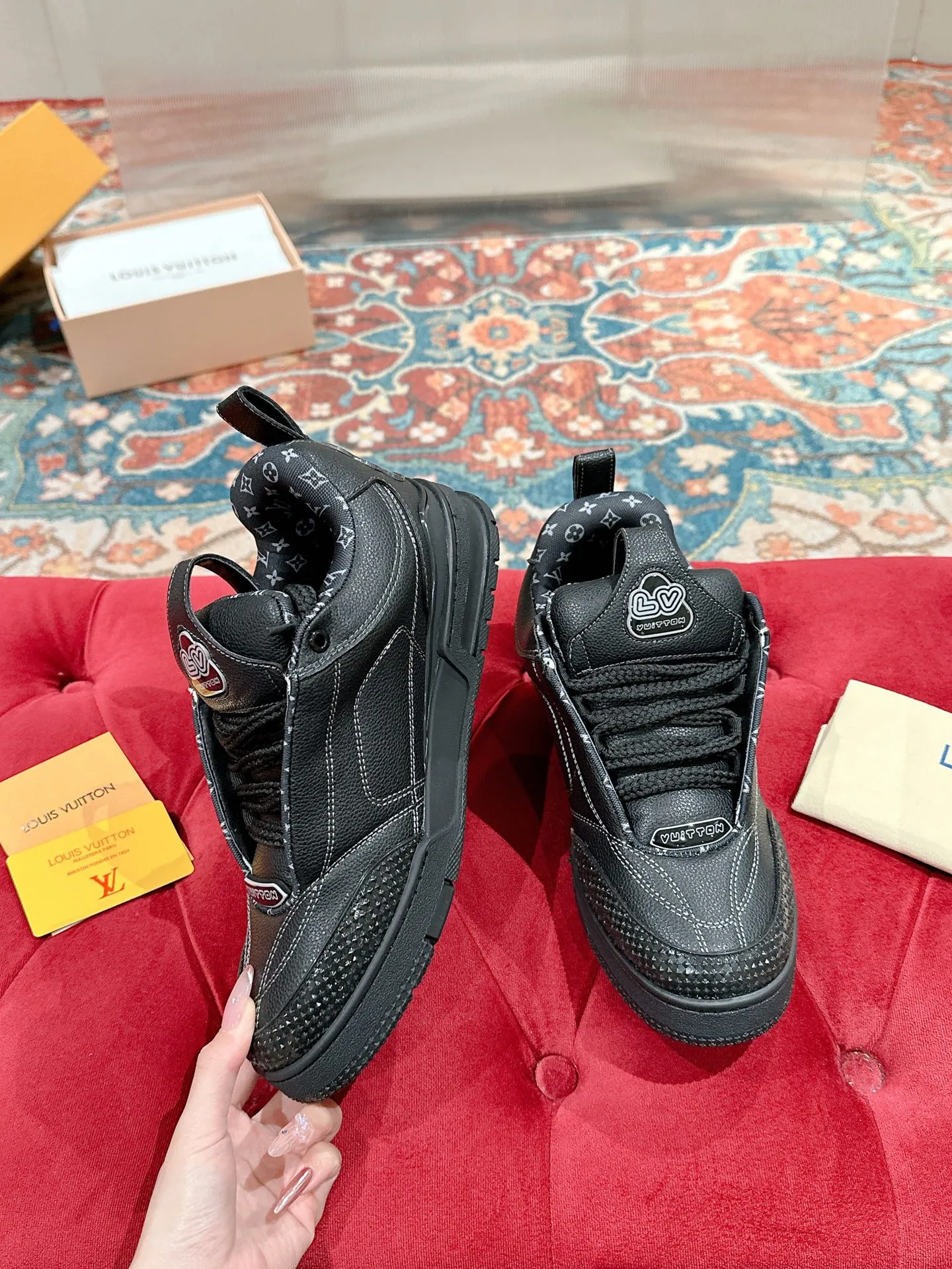 👟👟Ex-factory price 800👟👟 LV donkey brand L SKATE series latest color matching Tariner sneakers four-leaf clover skate shoes couple style retro basketball shoes original purchase development and production This LV Skate sneaker is decorated with colorful details on the grained cow leather shoe body, echoing the leather goods and ready-to-wear series of the season. A gradient Monogram flower blooms on the side of the sneaker. The padded tongue and Mini Monogram fabric-lined collar show the inspiration of skate shoes in the 1990s ▪️Material: original customized first-layer cowhide ▪️Inner lining: imported breathable mesh ▪️Sole: original open-molded non-slip TPU material ▪️Sole thickness: 3.5cm ▪️Size: Female 35-40 Male 39-44 (Female 41, Male 45.46 customized, non-returnable)